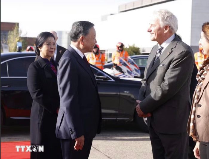 Quan chức Bỉ tiễn Tổng Bí thư, Chủ tịch nước Tô Lâm và Phu nhân tại sân bay quân sự Melsbroek, Brussels. Ảnh: TTXVN