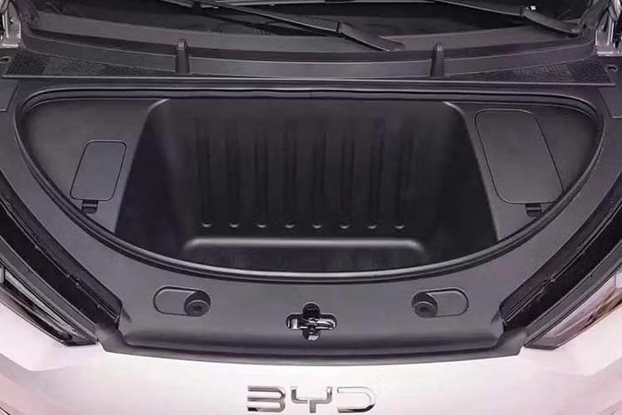Tại thị trường Trung Quốc, BYD Seagull có một số tên gọi khác như Dolphin, Surf, Dolphin Mini và Atto 1. Mẫu xe mới có 5 phiên bản với giá bán từ 65.900-99.900 Nhân dân tệ (khoảng 230-349 triệu đồng). Như vậy, xe có giá rẻ hơn cả phiên bản cũ.