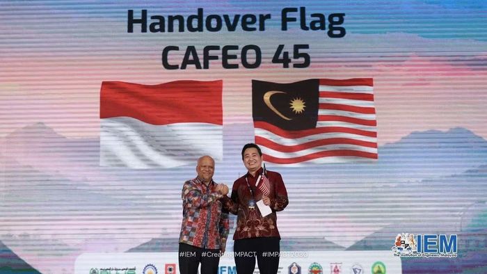 Hội Kỹ sư Indonesia (PII) trao cờ đăng cai CAFEO 45 cho Viện Kỹ sư Malaysia (IEM)