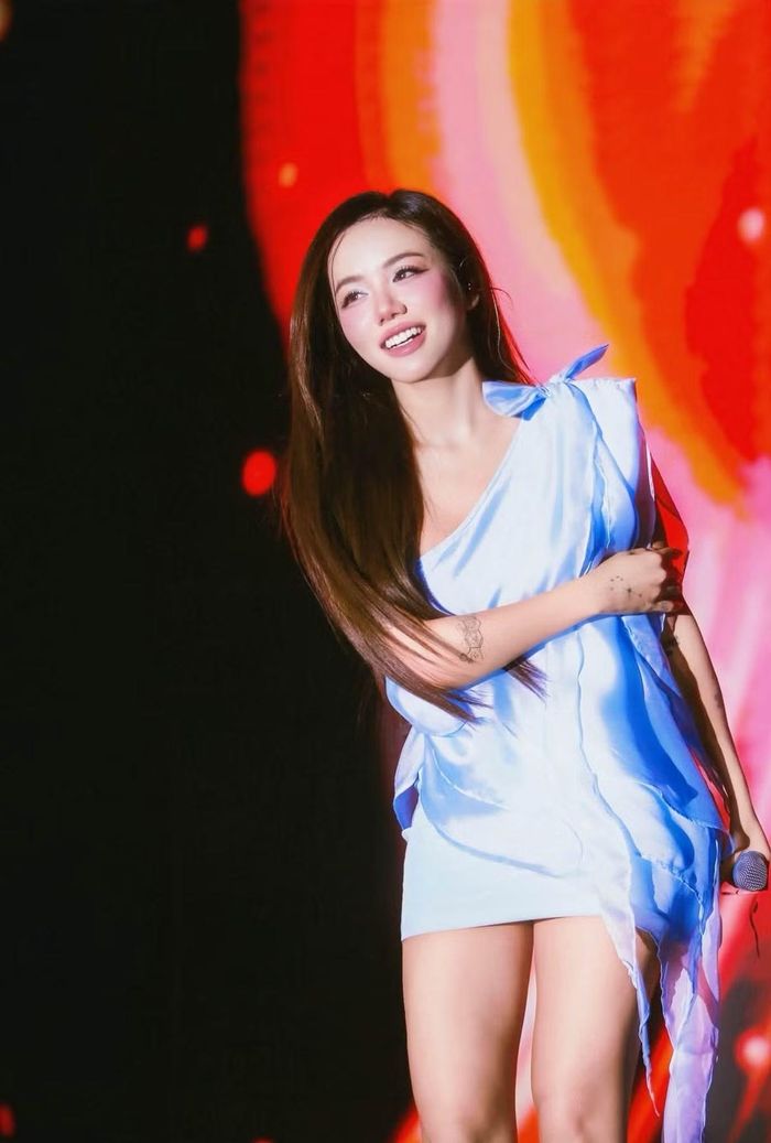 Nhắc đến Phương Ly, nhiều khán giả còn nhớ khoảnh khắc nữ ca sĩ được thần tượng K-pop G-Dragon tương tác trên mạng xã hội vào năm 2025. Sau khi đăng tải hình ảnh chụp chung với G-Dragon, cô khiến cộng đồng mạng xôn xao khi phát hiện tài khoản Instagram chính chủ của G-Dragon thả tim bài đăng của mình. Ảnh: FB Phương Ly