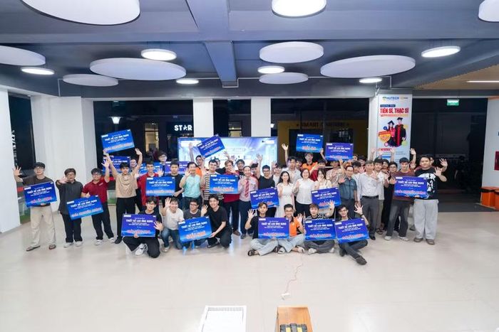 Ban tổ chức trao giải cho các dự án chiến thắng.