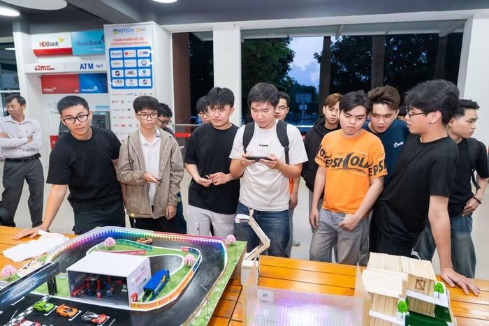 Sinh viên điều khiển hệ thống chiếu sáng mô hình bằng điện thoại thông minh.