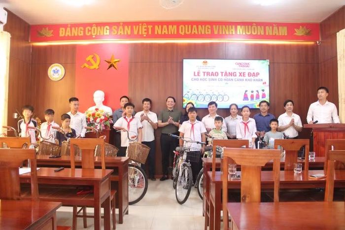 Đại biểu trao tặng xe đạp của các nhà hảo tâm đến với các em học sinh.