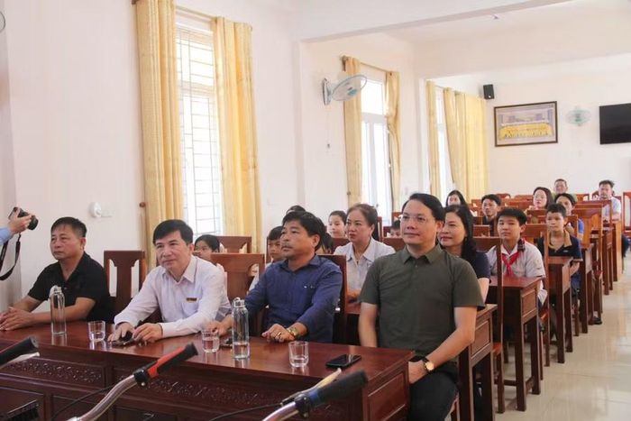 Đại biểu, thầy cô giáo, các em học sinh và phụ huynh tham dự chương trình.