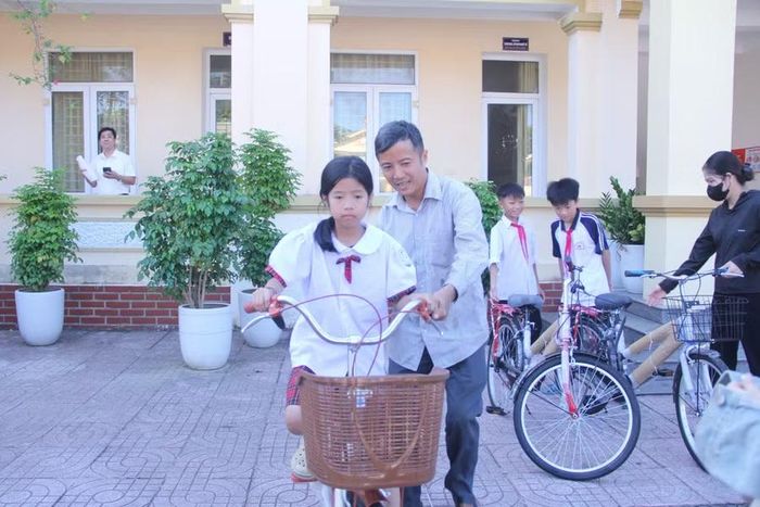 Những chiếc xe đạp mới tiếp sức cho chặng đường tới trường của các em học sinh có hoàn cảnh khó khăn ở xã Hương Sơn.