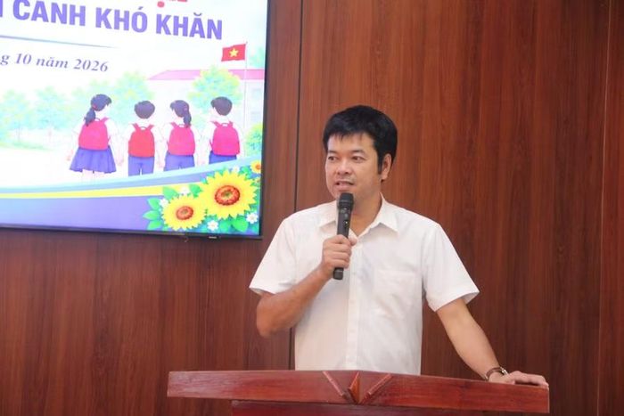 Ông Nguyễn Văn Dũng, Trưởng VP đại diện Báo GD&TĐ khu vực Bắc Trung Bộ phát biểu tại buổi trao quà.