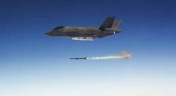 Một máy bay chiến đấu F-35A phóng tên lửa không đối không tầm trung AIM-120 AMRAAM.