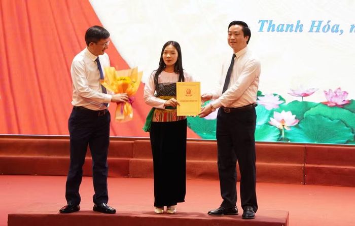 Ban lãnh đạo Sở GD&ĐT tỉnh Thanh Hoá trao quyết định tuyển dụng cho giáo viên trúng tuyển.