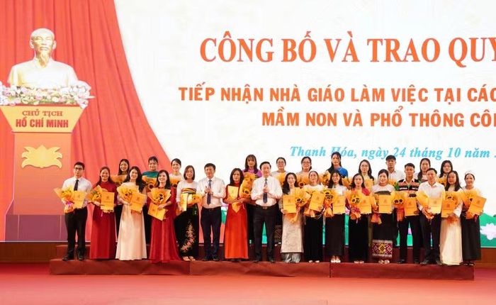Sở GD&ĐT trao quyết định tuyển dụng, tiếp nhận cho các nhà giáo trúng tuyển.