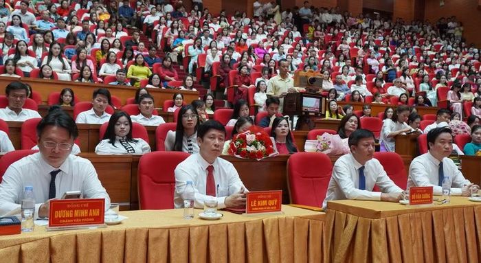 Hơn 700 giáo viên có mặt tại buổi công bố quyết định tuyển dụng.