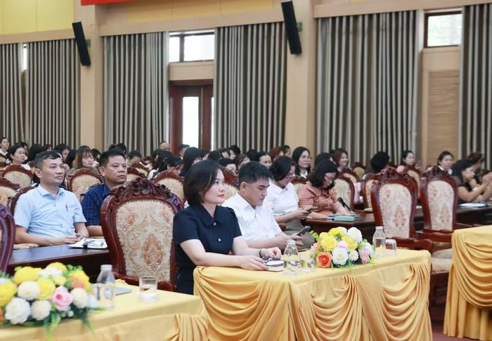 Các đại biểu, cán bộ quản lý, thầy cô các trường trên địa bàn xã Hoài Đức tại buổi tập huấn. Ảnh: Đình Tuệ.