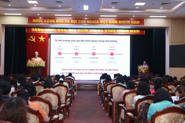 Phần chia sẻ từ đại diện Trường THCS Ngoại ngữ tại chương trình. Ảnh: Đình Tuệ.