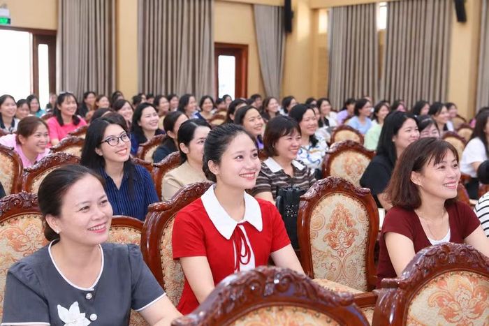 Các thầy cô tập huấn về việc để tiếng Anh trở thành ngôn ngữ thứ hai trong trường học. Ảnh: Đình Tuệ.