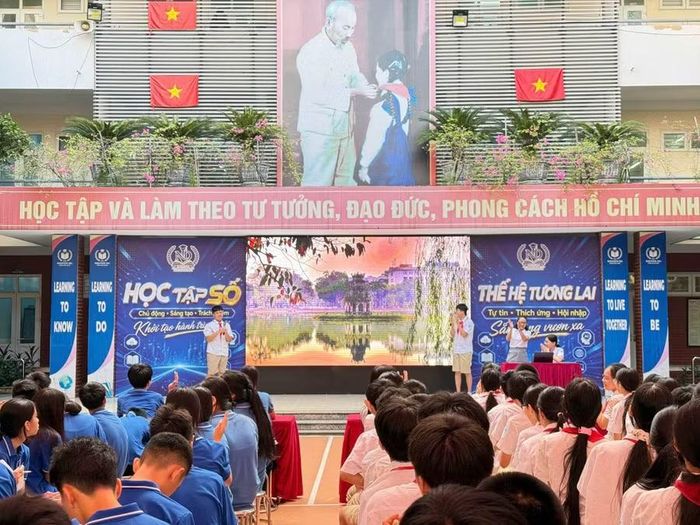 Các em học sinh tự tin thuyết trình bằng tiếng Anh. Ảnh: Đình Tuệ.