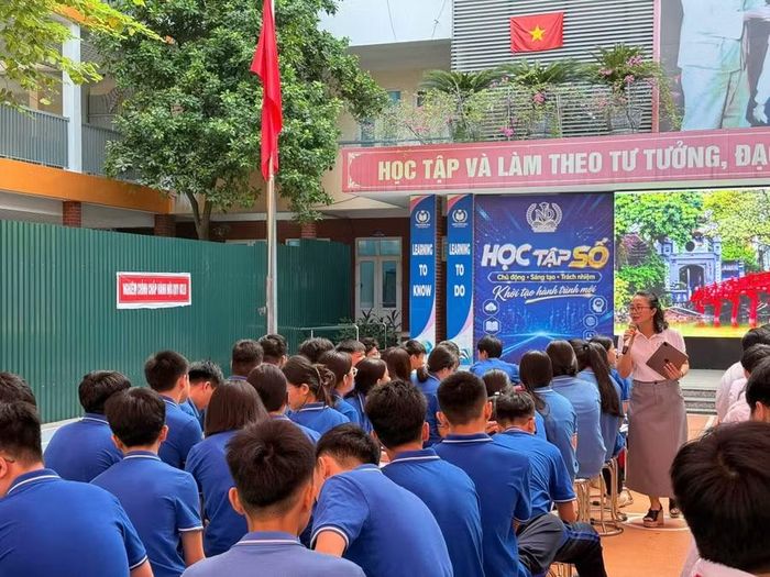 Cô Lý giao tiếp và giảng bài bằng tiếng Anh. Ảnh: Đình Tuệ.
