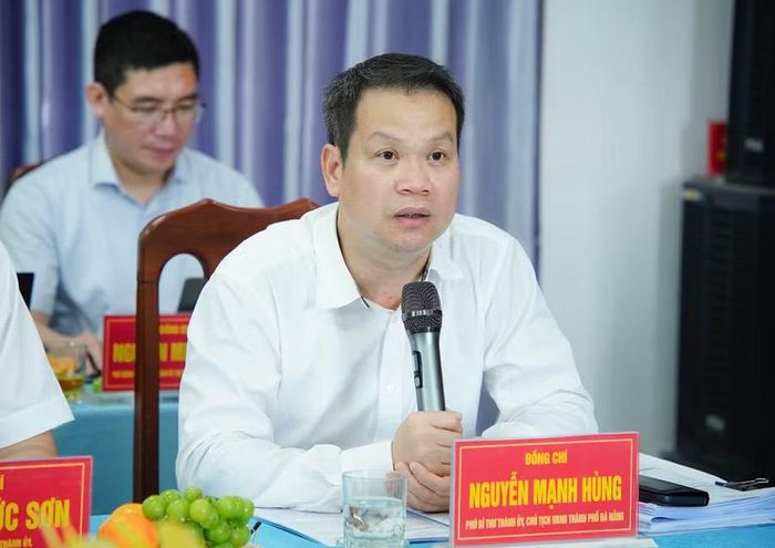Ông Nguyễn Mạnh Hùng, Chủ tịch UBND TP Đà Nẵng tại buổi làm việc với Thường vụ Đảng ủy xã Tam Hải. Ảnh: Cổng TTĐT Đà Nẵng