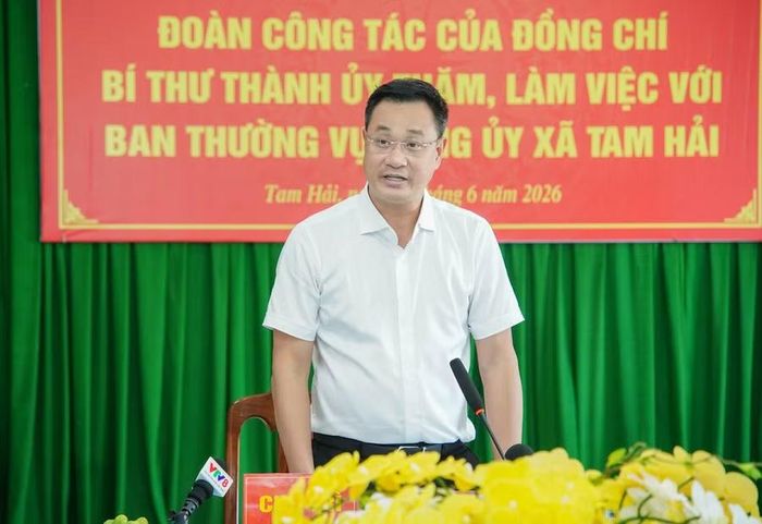 Ông Lê Ngọc Quang, Bí thư Thành ủy Đà Nẵng làm việc với Ban Thường vụ Đảng ủy xã Tam Hải. Ảnh: Cổng TTĐT Đà Nẵng