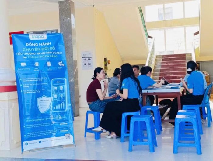 Đồng hành chuyển đổi số cho các tiểu thương và hộ kinh doanh trên địa bàn xã Tam Hải.