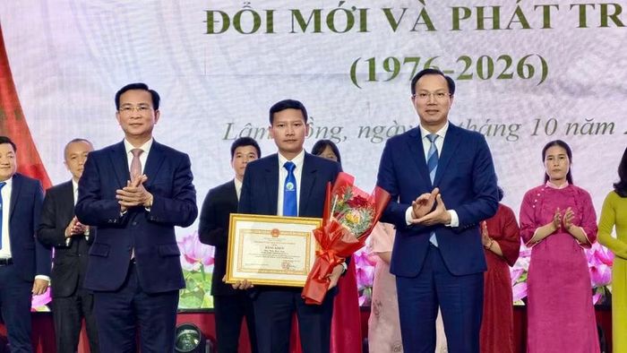 Thứ trưởng Bộ GD&ĐT Đoàn Trung Kiên và ông Hồ Văn Mười, Chủ tịch UBND tỉnh Lâm Đồng trao bằng khen cho các cá nhân có thành tích xuất sắc.