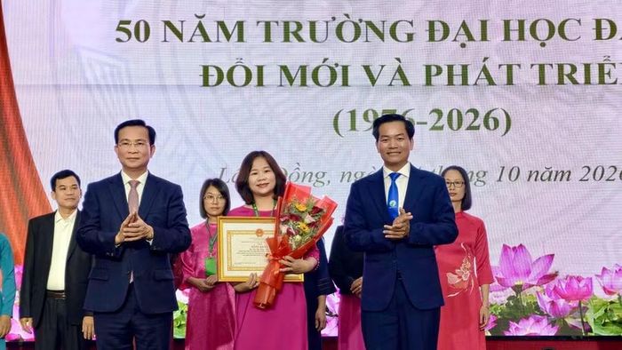 Ông Hồ Văn Mười, Chủ tịch UBND tỉnh Lâm Đồng trao bằng khen cho các cá nhân có thành tích xuất sắc.