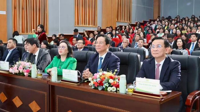 Ông Hồ Văn Mười, Chủ tịch UBND tỉnh Lâm Đồng và ông Hồ Văn Mừng, Chủ tịch UBND tỉnh An Giang tại lễ kỷ niệm 50 năm Trường Đại học Đà Lạt đổi mới và phát triển.
