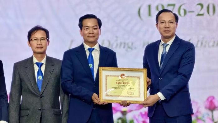 Thứ trưởng Đoàn Trung Kiên trao bằng khen của Bộ GD&ĐT cho Trường Đại học Đà Lạt.