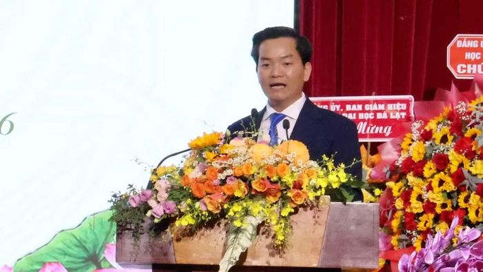 TS Mai Minh Nhật, Hiệu trưởng Trường Đại học Đà Lạt phát biểu ôn lại chặng đường 50 hình thành và phát triển.