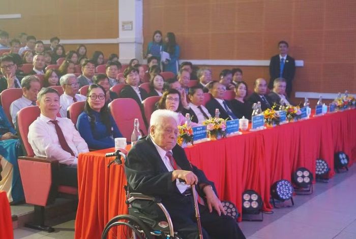 Các đại biểu, các thế hệ nhà giáo dự lễ kỷ niệm 50 năm truyền thống Trường Đại học Sư phạm TPHCM. Ảnh: Mạnh Tùng.