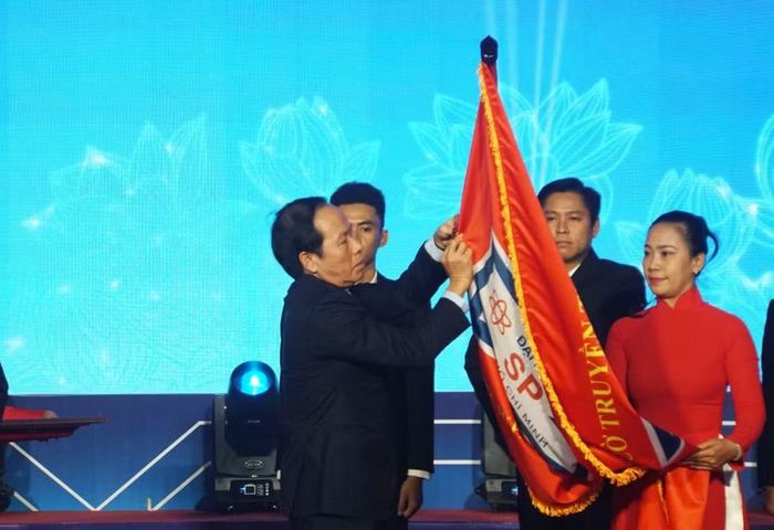 Phó Thủ tướng Lê Tiến Châu trao Huân chương Lao động hạng Nhất cho Trường Đại học Sư phạm TPHCM. Ảnh: Mạnh Tùng.