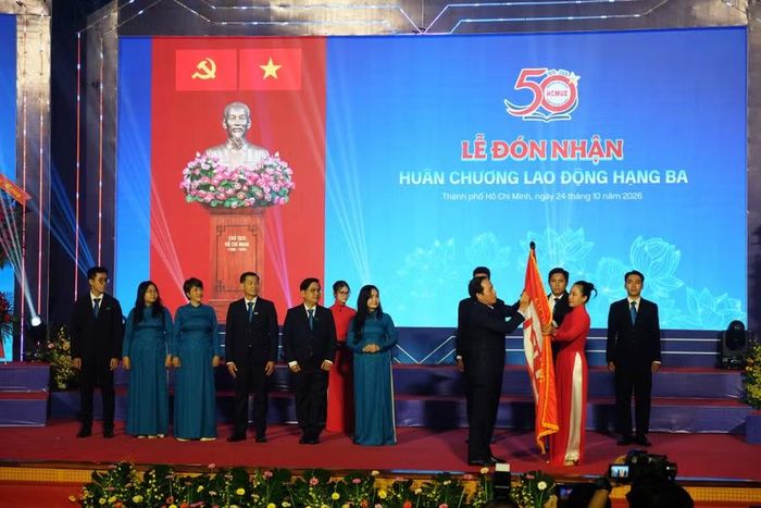 Phó Thủ tướng trao Huân chương Lao động hạng Ba cho khoa Tiếng Trung của trường. Ảnh: Mạnh Tùng.