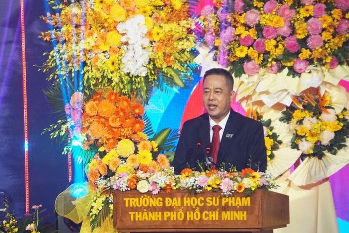GS.TS Huỳnh Văn Sơn, Hiệu trưởng Trường Đại học Sư phạm TPHCM phát biểu tại lễ kỷ niệm. Ảnh: Mạnh Tùng.