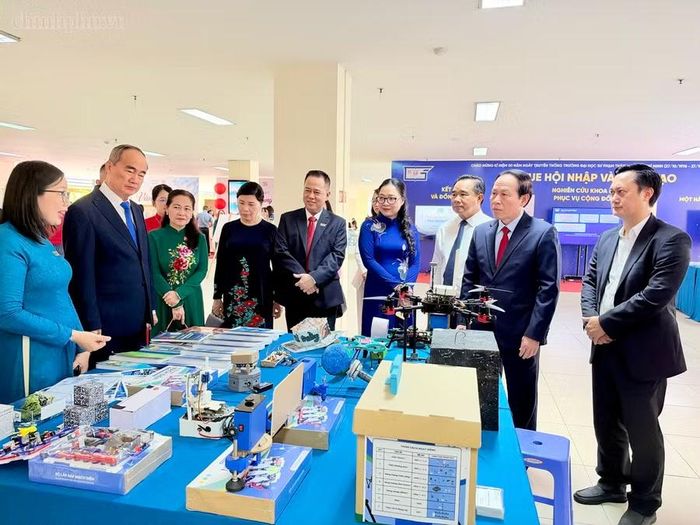 Phó Thủ tướng Chính phủ Lê Tiến Châu và các đại biểu thăm triển lãm của trường. Ảnh: chinhphu.vn/Thu Sa.