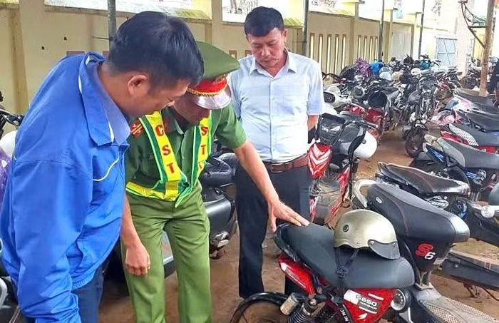 Lực lượng Công an phối hợp các trường học kiểm tra xe đạp điện của học sinh, ngăn ngừa hành vi độ, chế trái quy định. (Ảnh: TT)