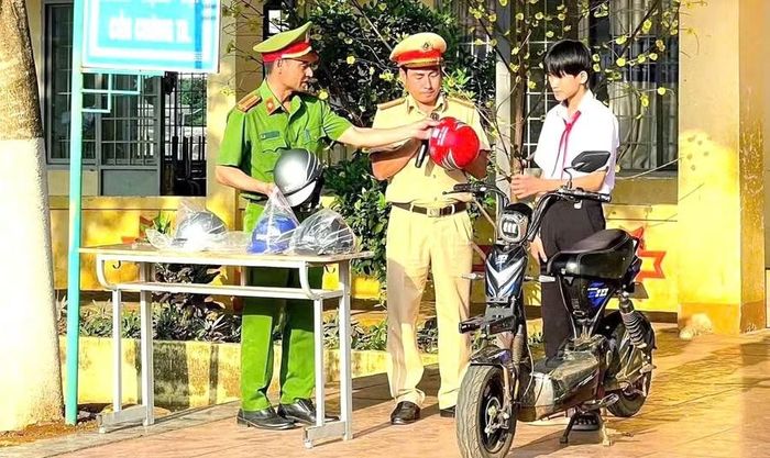 Lực lượng Công an tích cực tuyên truyền, hướng dẫn học sinh kỹ năng an toàn khi tham gia giao thông. (Ảnh: TT)