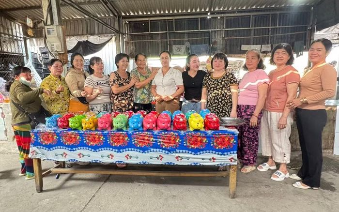 Phụ nữ Khmer xã Ô Lâm (tỉnh An Giang) tham gia phong trào nuôi heo đất.