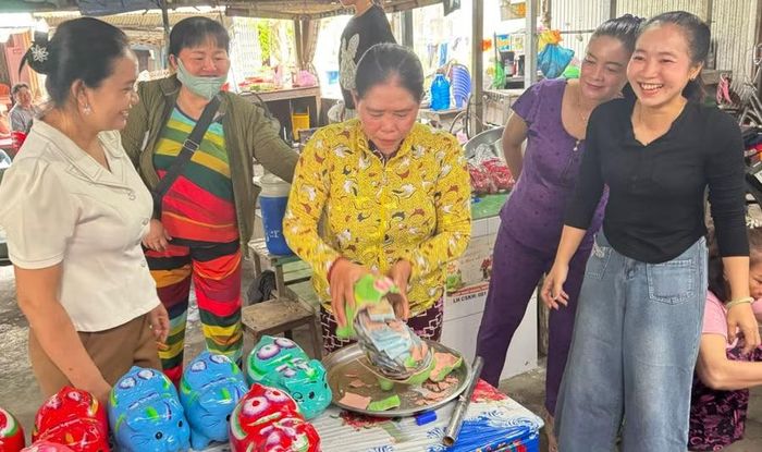 Niềm vui của chị em phụ nữ Khmer xã Ô Lâm trước thành quả tiết kiệm từ việc nuôi heo đất