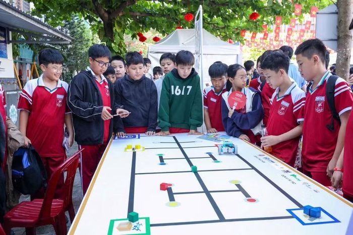 Học sinh Trường THCS Nguyễn Huệ trải nghiệm các hoạt động STEM trong Ngày hội STEM của trường tổ chức. Ảnh: PV
