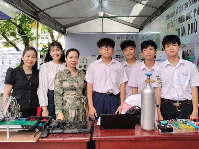 Sản phẩm STEM của học sinh Trường THPT Trần Phú dự thi Hội nghị Khoa học và Triển lãm công nghệ của Trường Đại học Bách khoa - Đại học Đà Nẵng. Ảnh: NTCC