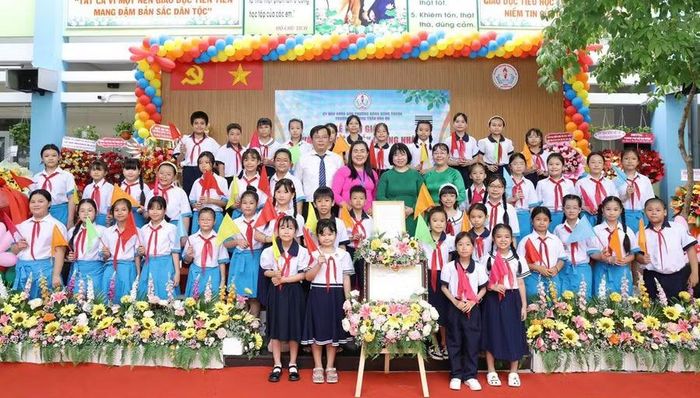 Học sinh Trường Tiểu học Trần Văn Ơn trong ngày khai giảng năm học mới.