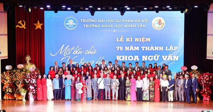 Các thế hệ cán bộ, giảng viên khoa Ngữ văn hội ngộ tại lễ kỷ niệm 75 năm thành lập khoa.
