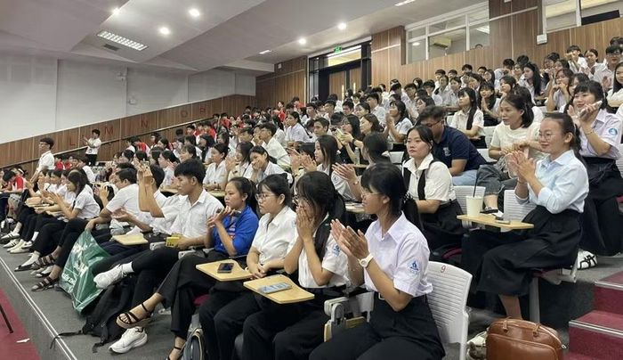 Khán giả cổ vũ cho các thí sinh. Ảnh: Hà An.