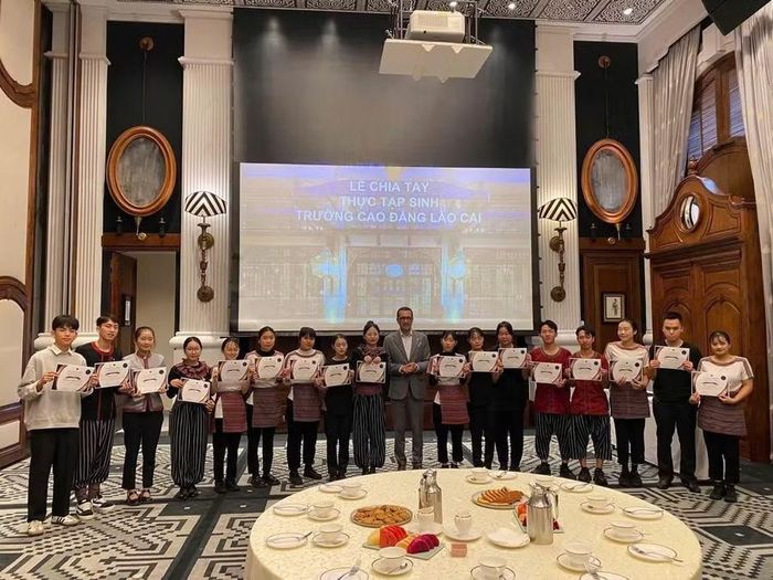 Sinh viên Trường Cao đẳng Lào Cai chụp ảnh lưu niệm cùng lãnh đạo doanh nghiệp khi kết thúc chương trình đào tạo.
