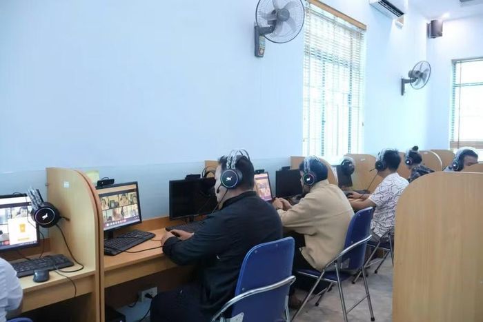 Người lao động Điện Biên tham gia Phiên giao dịch việc làm online tại Trung tâm Dịch vụ việc làm.