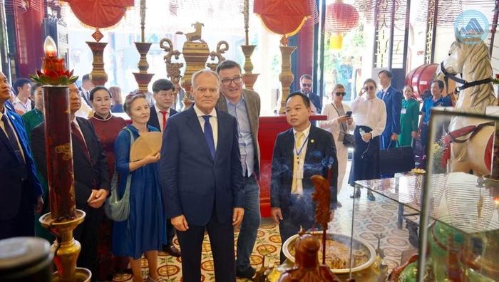 Đoàn tham quan Hội quán Quảng Đông. Ảnh: Cổng TTĐT Đà Nẵng