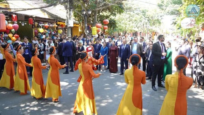 Thủ tướng Cộng hòa Ba Lan theo dõi tiết mục nghệ thuật truyền thống tại phố cổ Hội An. Ảnh: Cổng TTĐT Đà Nẵng
