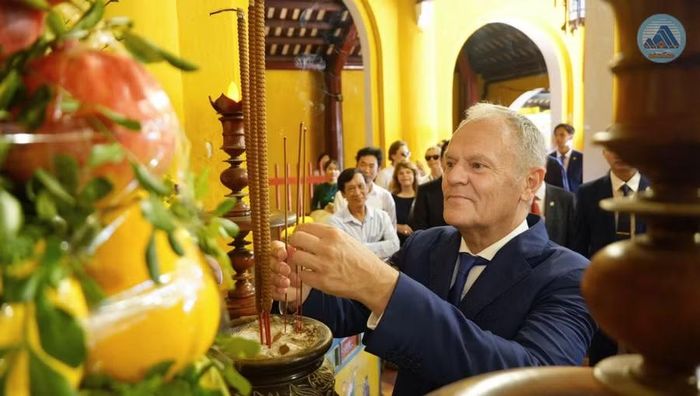 Thủ tướng Donald Tusk dâng hương tại Đình làng Cẩm Phô. Ảnh: Cổng TTĐT Đà Nẵng