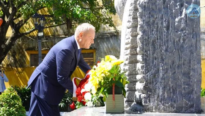 Thủ tướng Donald Tusk đặt vòng hoa tại tượng đài kiến trúc sư Kazimierz Kwiatkowski. Ảnh: Cổng TTĐT Đà Nẵng
