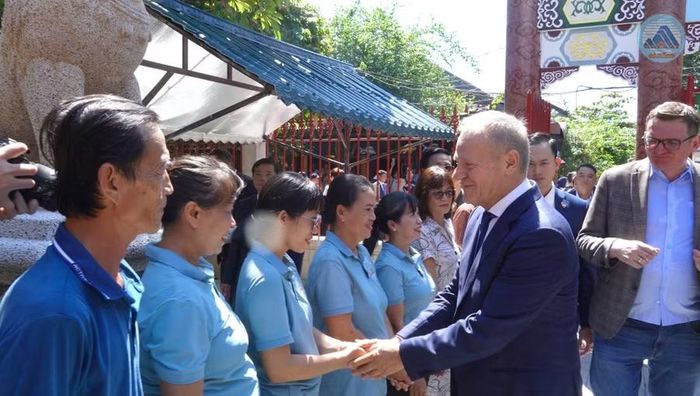 Thủ tướng Cộng hòa Ba Lan trò chuyện với người dân tại Hội quán Quảng Đông. Ảnh: Cổng TTĐT Đà Nẵng