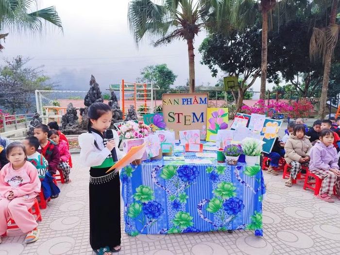 Học sinh Trường PTDTBT Tiểu học Mường Pồn tự tin thuyết trình sản phẩm trong Ngày hội STEM.