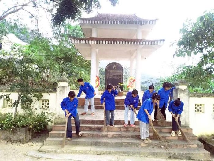 Học sinh Trường PTDTBT THCS Mường Pồn lao động, dọn vệ sinh quanh khu vực bia tưởng niệm các Anh hùng Liệt sĩ.